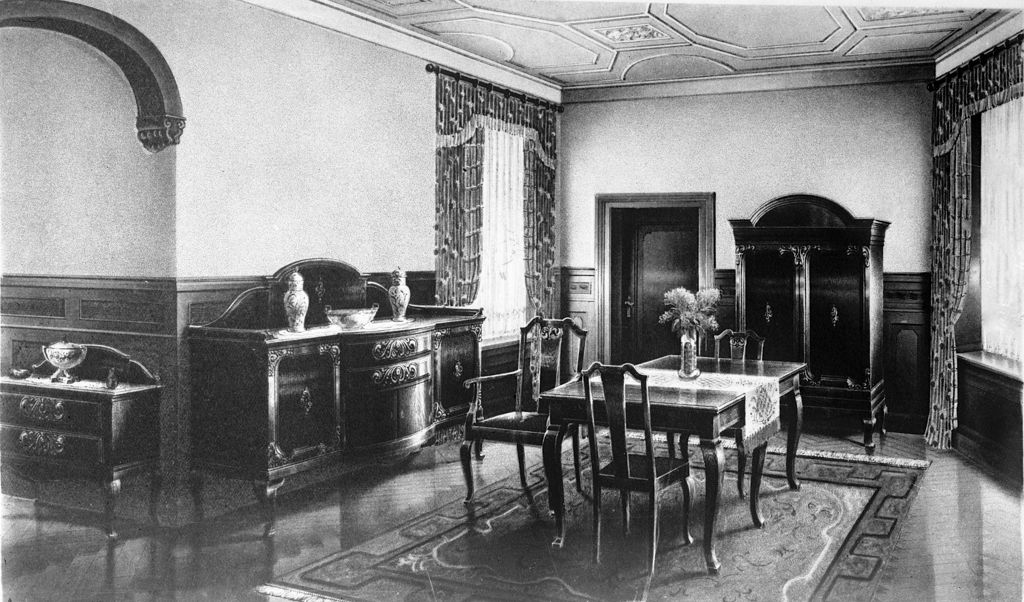 Spisestuemøbler produsert av Peder K. Langlo Møbelfabrikk ca 1930