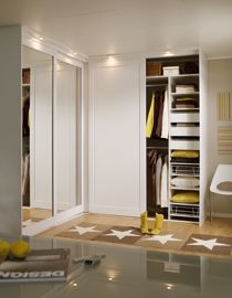 Hallway with Langlo® Topaz sliding doors as corner solution with ncs s 0500 n and clear mirror finish (thumbnail)