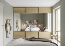 Soverom med Langlo® Edge skyvedører i klart speil og Siv, eik i fylling og aluminiums omramming (thumbnail)