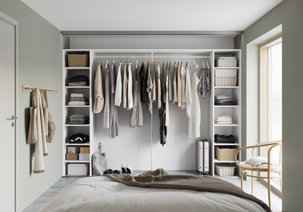 Soverom med hvit Langlo® møbelinnredning bestående av hyller og garderobeoppheng