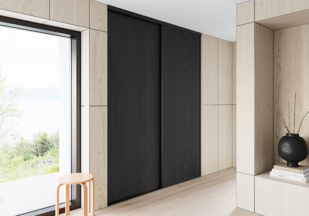 Entré med Langlo® Edge skyvedører i sort preget fylling og sort omramming