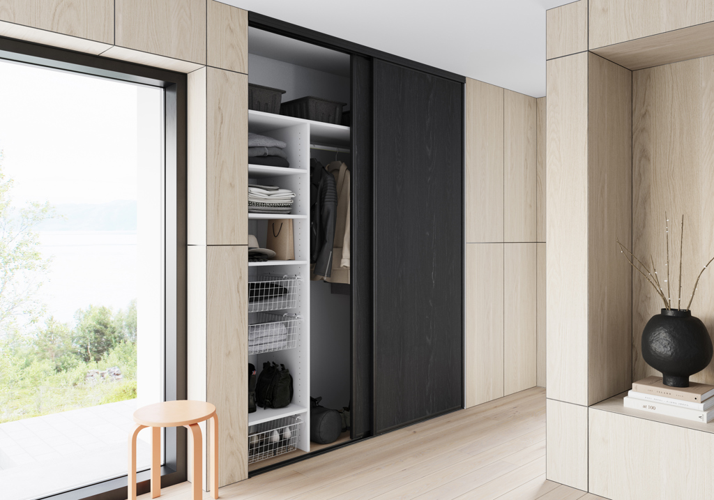 Entré med Langlo® Edge skyvedører i sort preget og hvit innredningspakke for oppbevaring