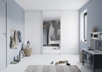 Soverom med Langlo® Edge aluminium skyvedører i hvit og klart speil overflate (thumbnail)