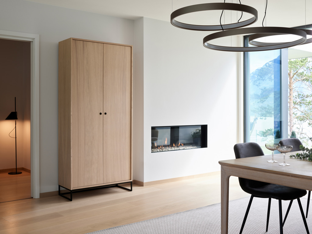 Eik skap 200 med stålunderstell, eik skap