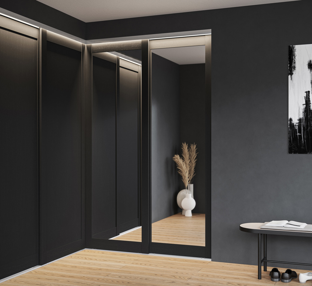 Skyvedørsfront i eikefiner sortmalt omramming og klart speil i fylling