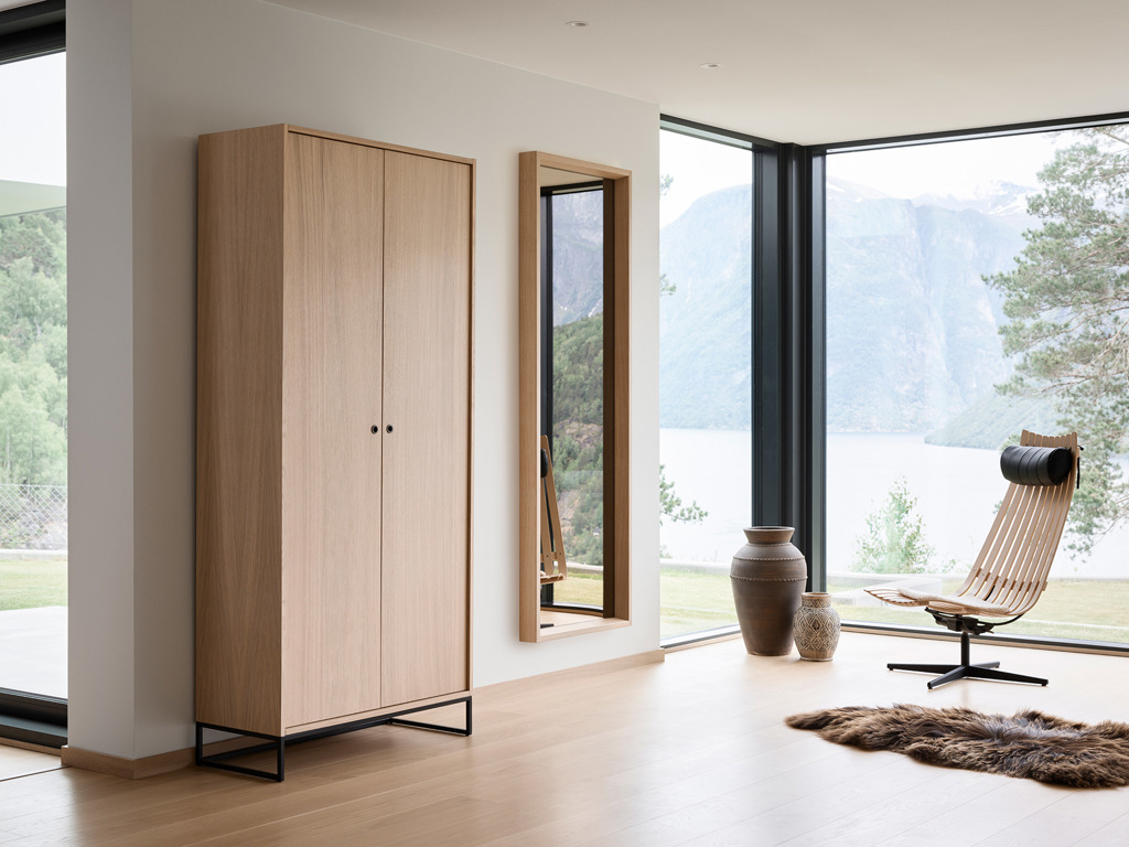 Eik skap 200 med stålunderstell, eik skap